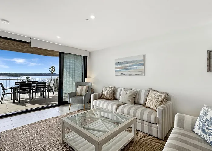 Elegantly Spacious 3-Bed Unit Overlooking The Bay