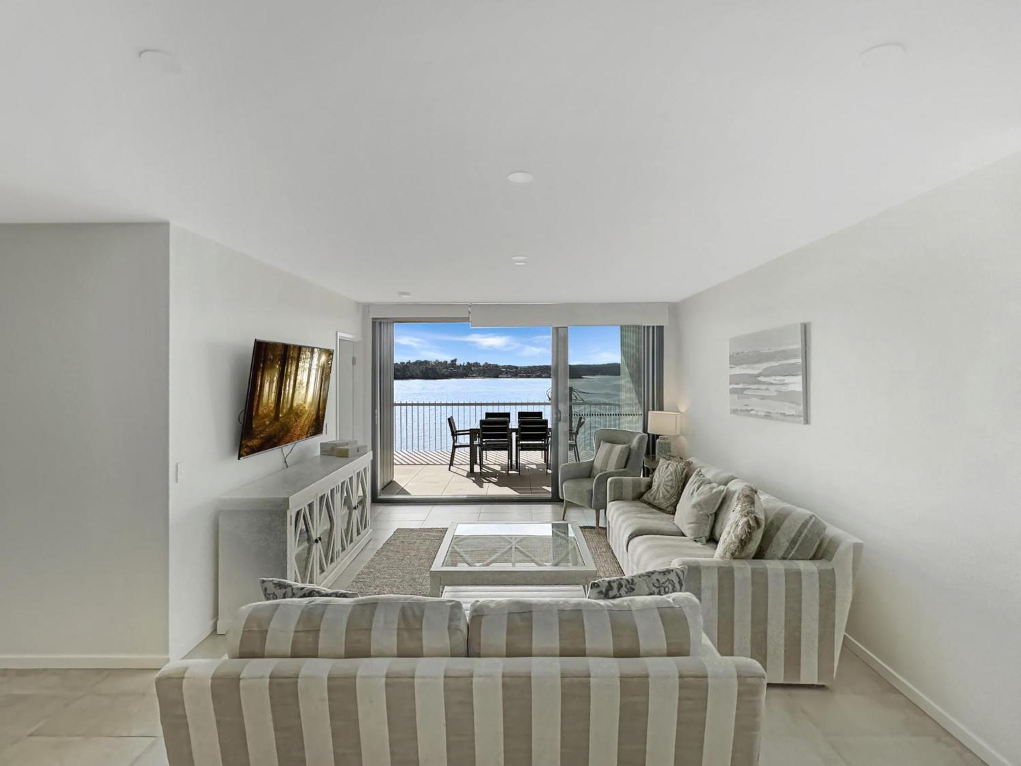Elegantly Spacious 3-bed Unit Overlooking The Bay Apartment *