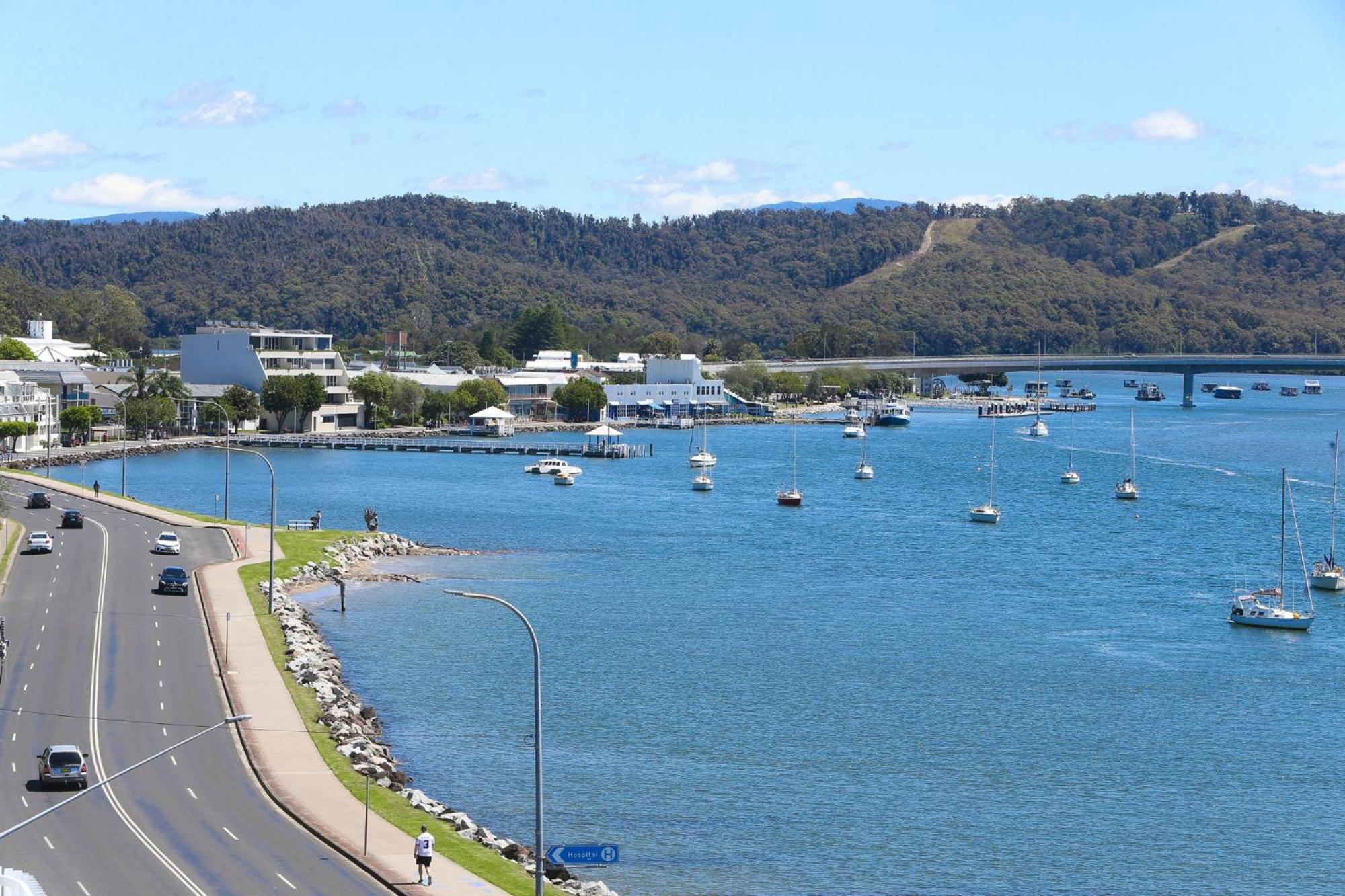 Apartment Elegantly Spacious 3-bed Unit Overlooking The Bay *