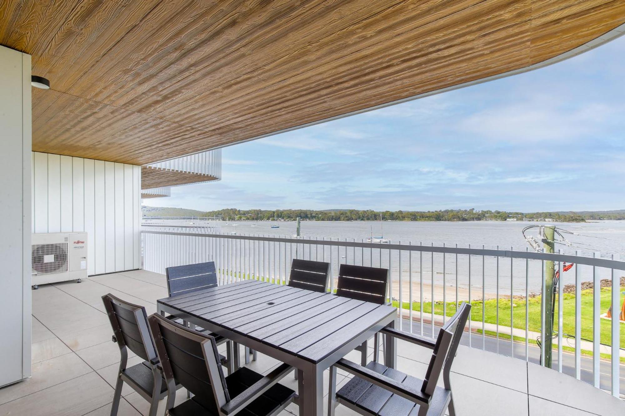 Apartment Elegantly Spacious 3-bed Unit Overlooking The Bay Batemans Bay