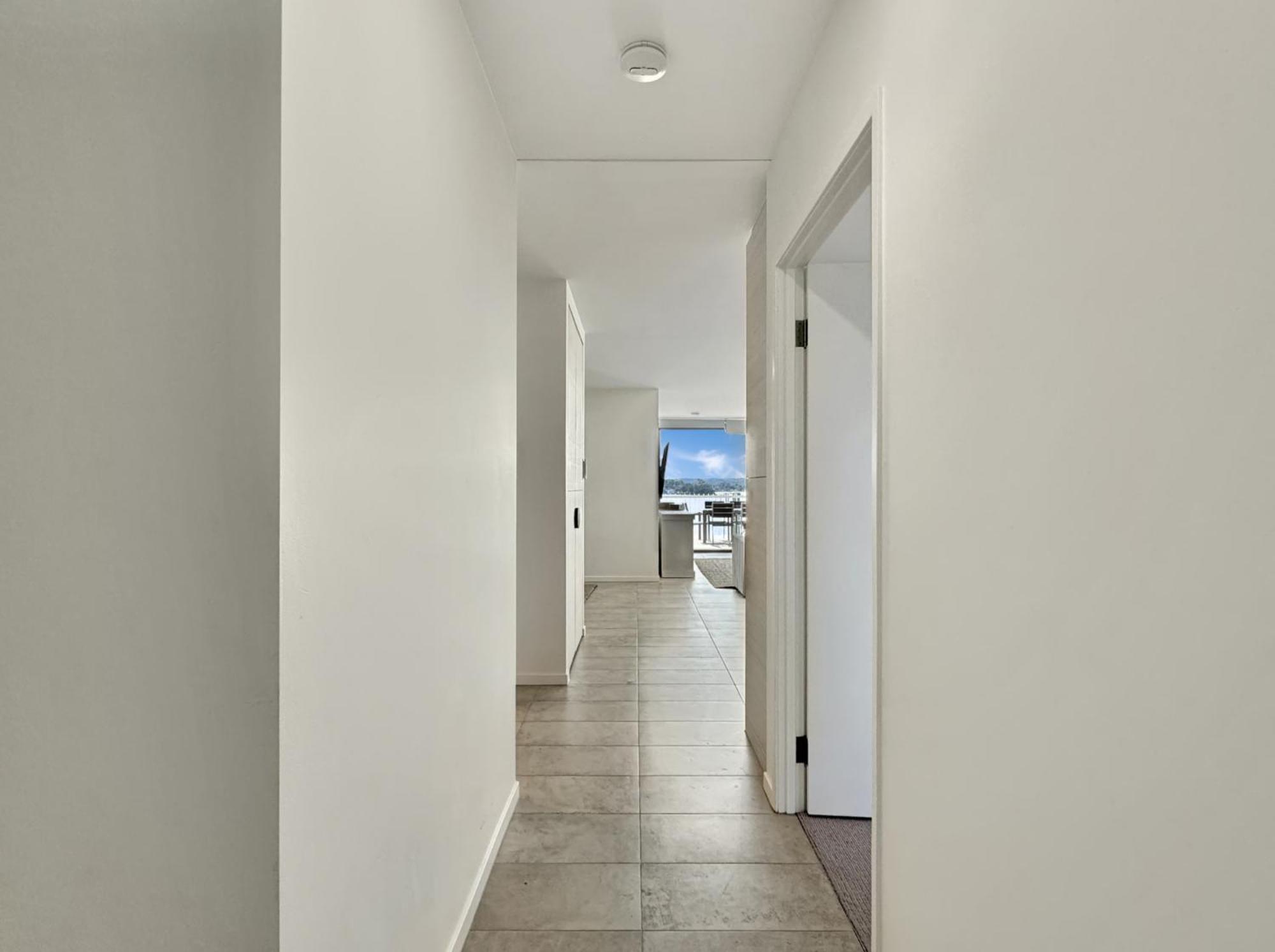 Apartment Elegantly Spacious 3-bed Unit Overlooking The Bay *