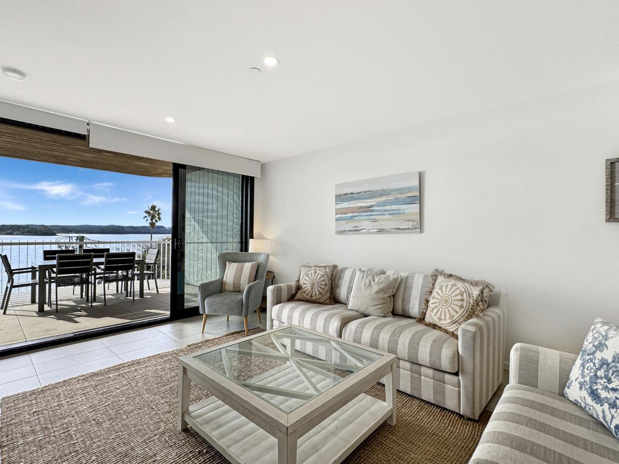 Elegantly Spacious 3-bed Unit Overlooking The Bay Apartment