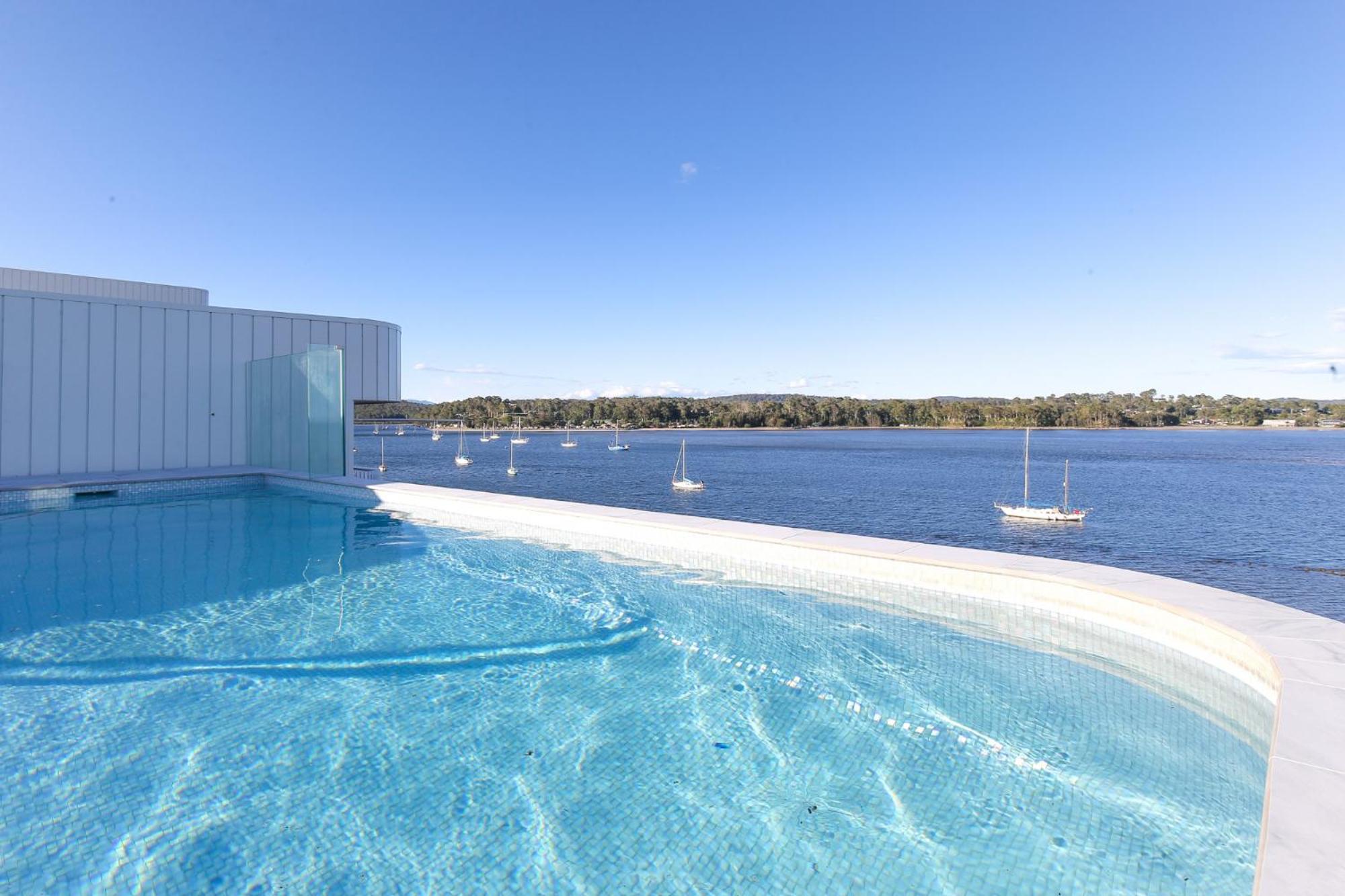 Elegantly Spacious 3-bed Unit Overlooking The Bay * Batemans Bay